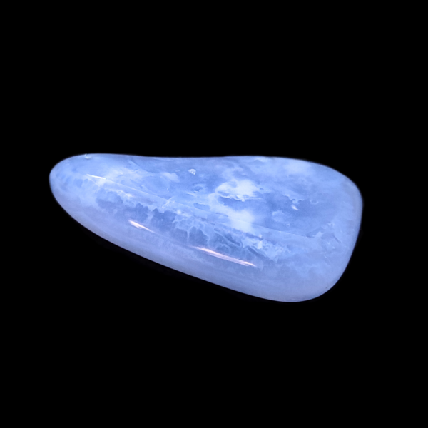 Ein himmelblauer Chalcedon Trommelstein (Blue Lace Agathe).