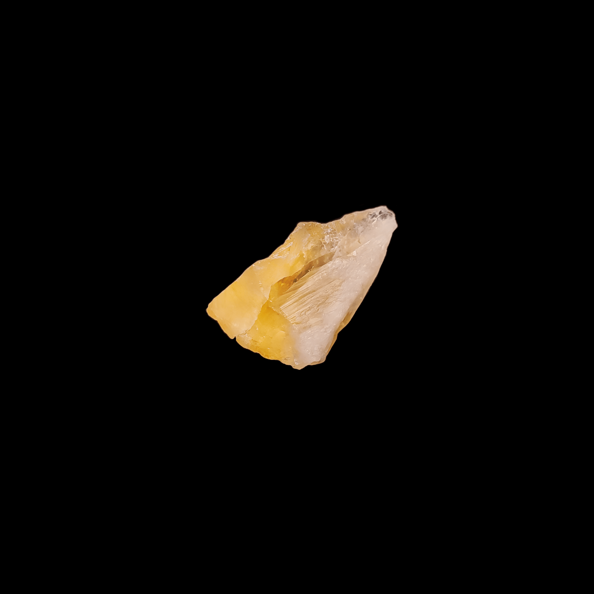 Gelber Citrin Kristall, welcher durch das brennen von Amethyst entstand.