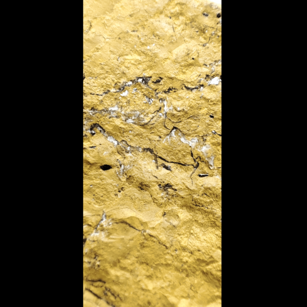 Makroaufnahme der Kristallstruktur eines gelben Jaspis.