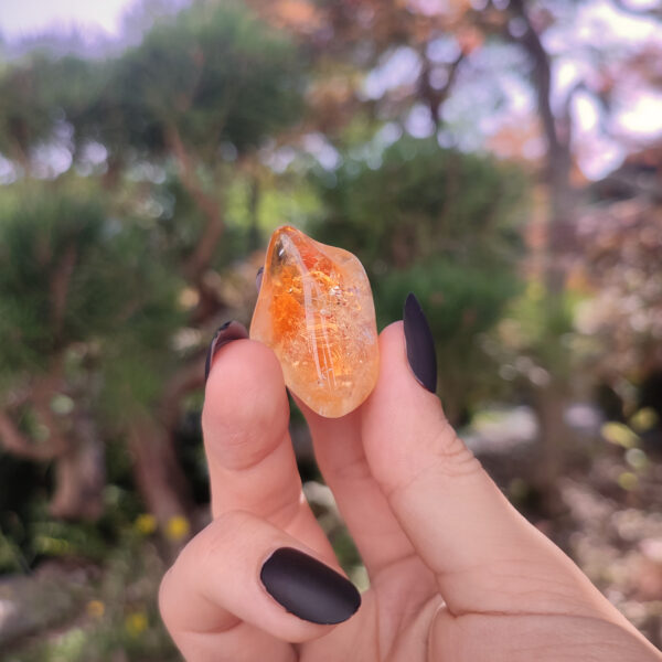 Goldener Quarz Trommelstein aus gebranntem Amethyst Citrin.