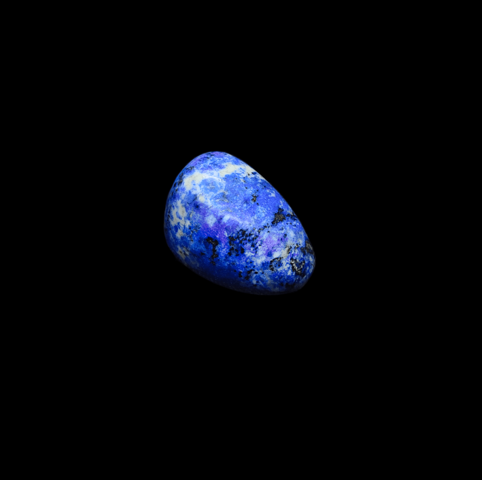 Ein farbintensiver, natürlich blauer Lapislazuli Trommelstein.