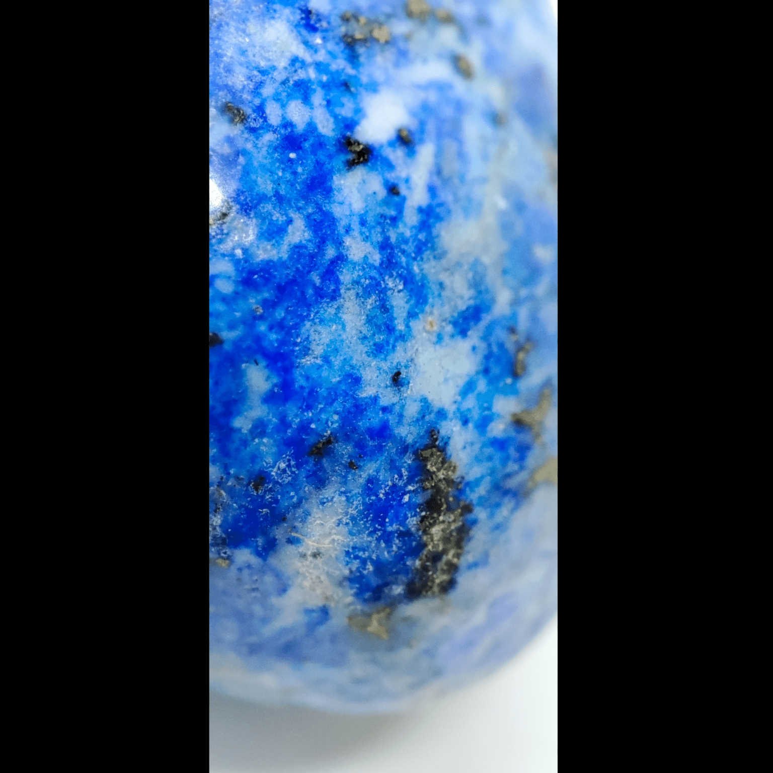 Makroaufnahme eines natürlich blauen Lazurit Steins.