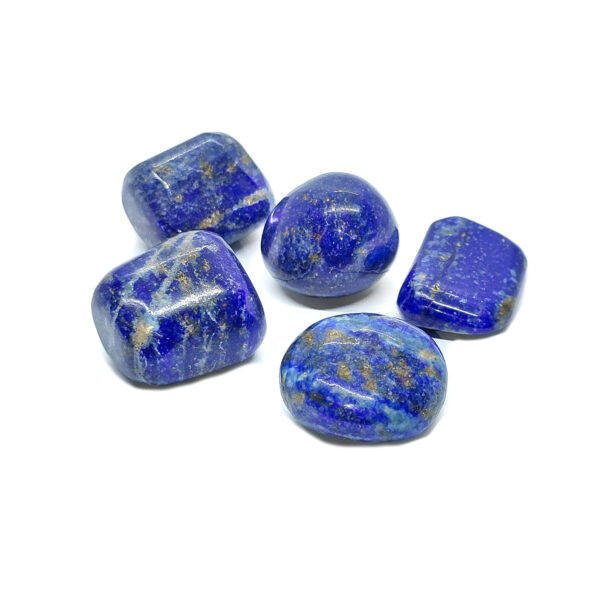 Intensiv blaue Lapislazuli Trommelsteine mit goldenem Pyrit.