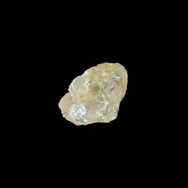 Ein gelblicher Limonenquarz mit erkennbarer Kristall-Struktur.