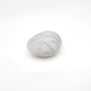 Ein weißer Mondstein Trommelstein mit erkennbarer Kristallstruktur.