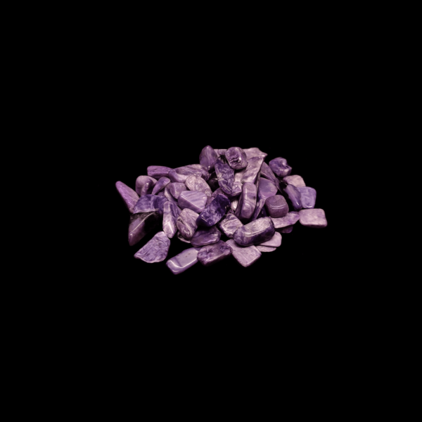 Violette Premium Charoite in S-Qualität. Charoite weisen Bänderungen im Gestein auf.