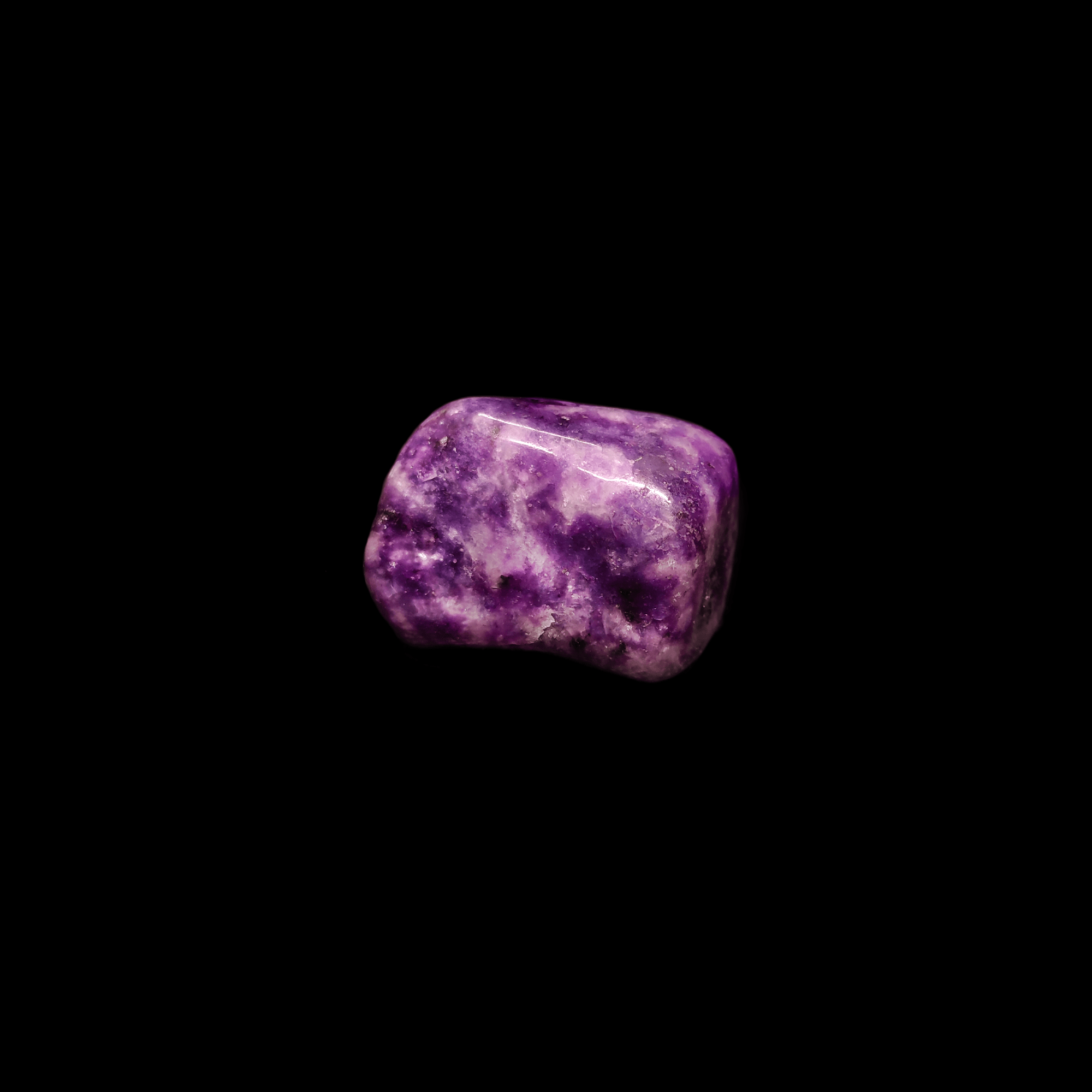 Ein intensiv violetter Lepidolith Kristall als glattpolierter Trommelstein.