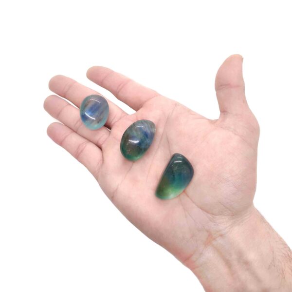 Grün-Blaue Regenbogenfluorit Trommelsteine als glatte Kristalle.