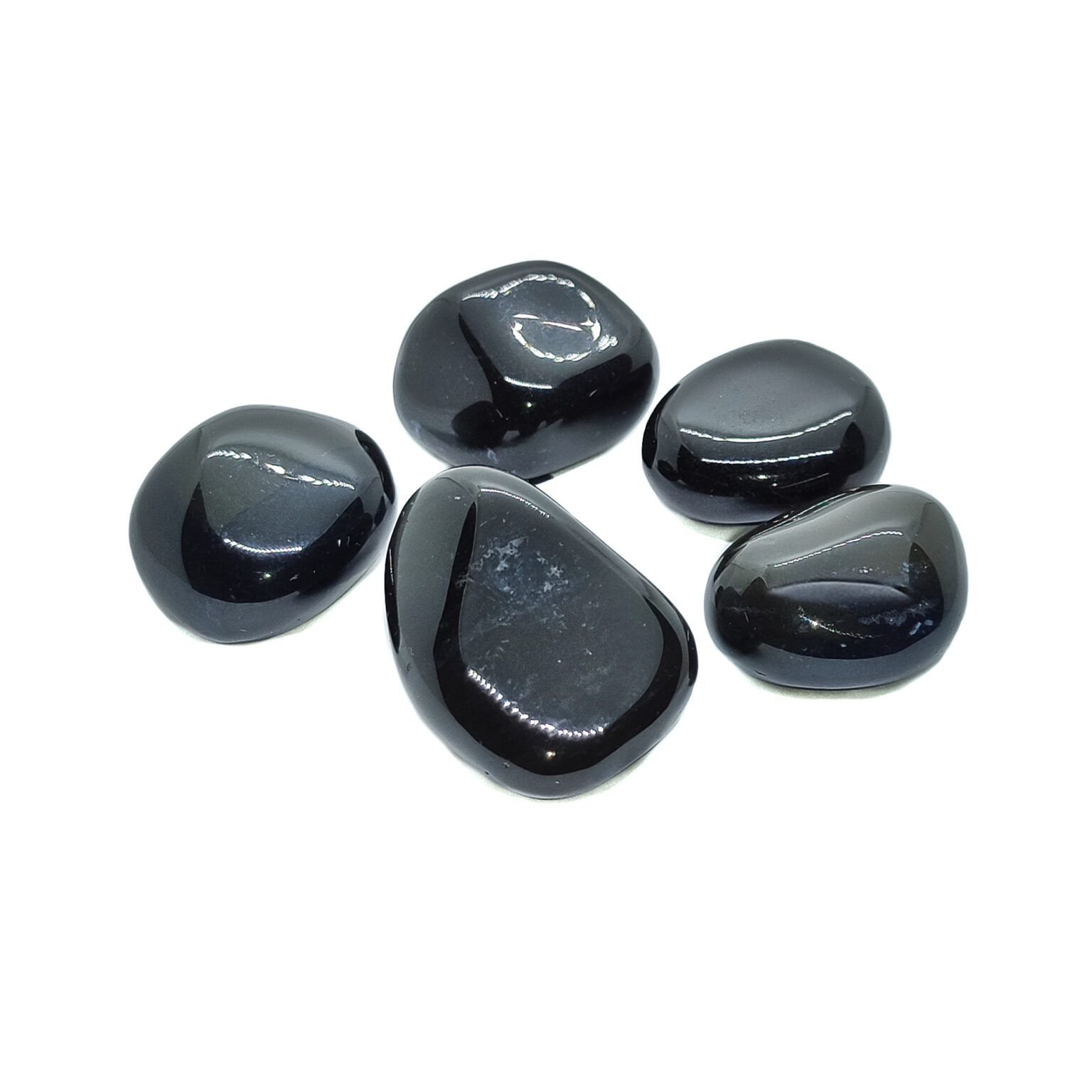 Handpolierte schwarze Onyx Trommelsteine mit schimmernder Kristalloberfläche.