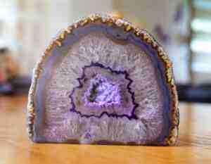 Ein violetter Amethyst & Achat Geode in strahlendem Sonnenlicht.