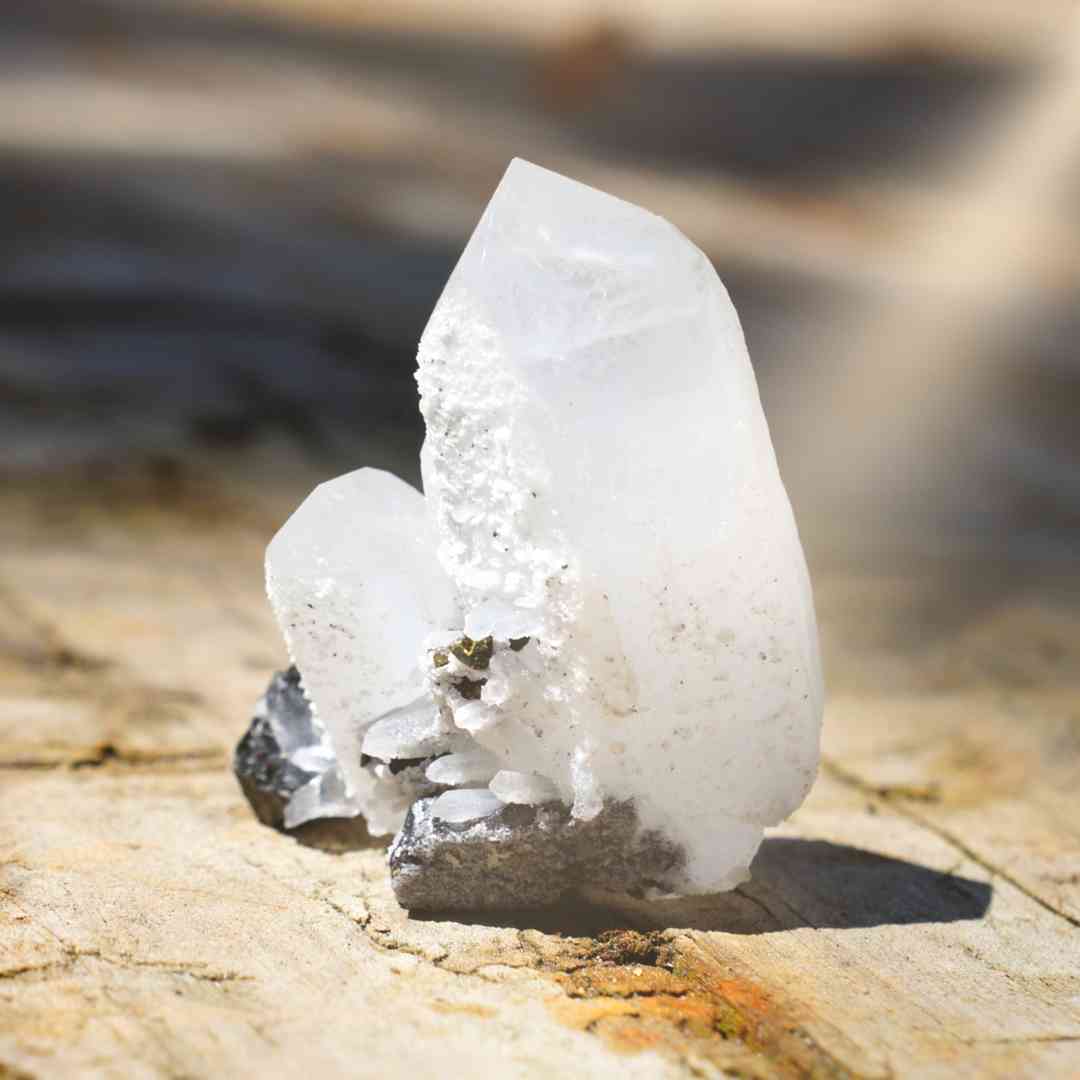 Eine Bergkristall-Spitze. Symbolbild für die Pflege & Reinigung von Kristallen.