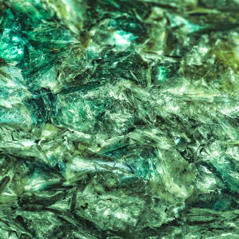 Smaragdgrüner Dioptas Kristall in der Nahaufnahme.
