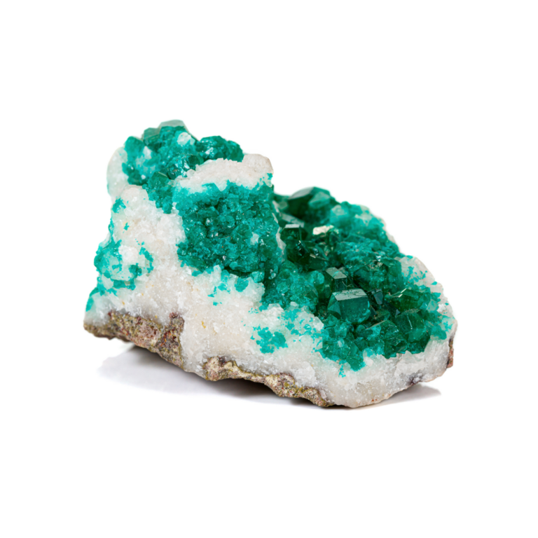 Intensiv grüne Diopdid Kristalle mit weißem Muttergestein.