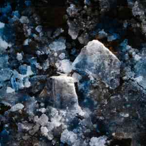 Dumortierit Rohsteine aus einer Mine. Zu sehen ist charakteristisches blau & dunkles Gestein.
