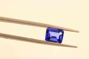 Ein facettierter Tansanit Kristall in intensivem blau/violett.