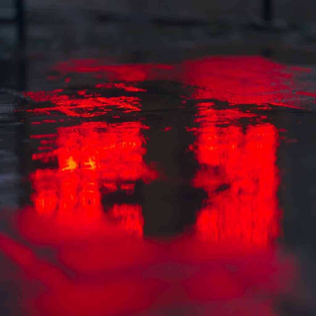 Rot belichtetes Wasser. Symbolbild für die spirituelle Bedeutung der Farbe Rot.