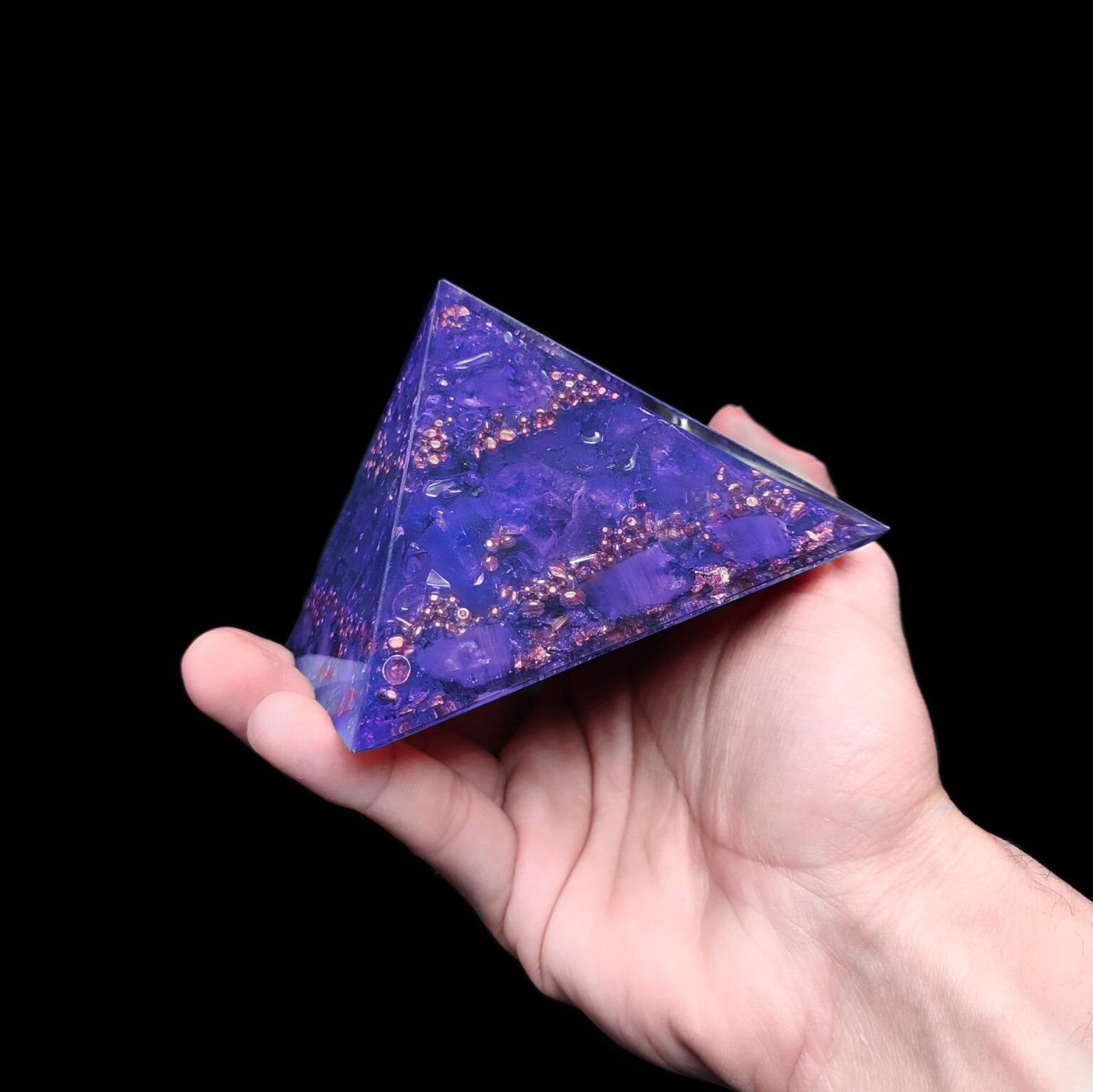 Orgonit Pyramide aus blauen Edelsteinen & Roségoldfarbenen Metall Perlen.