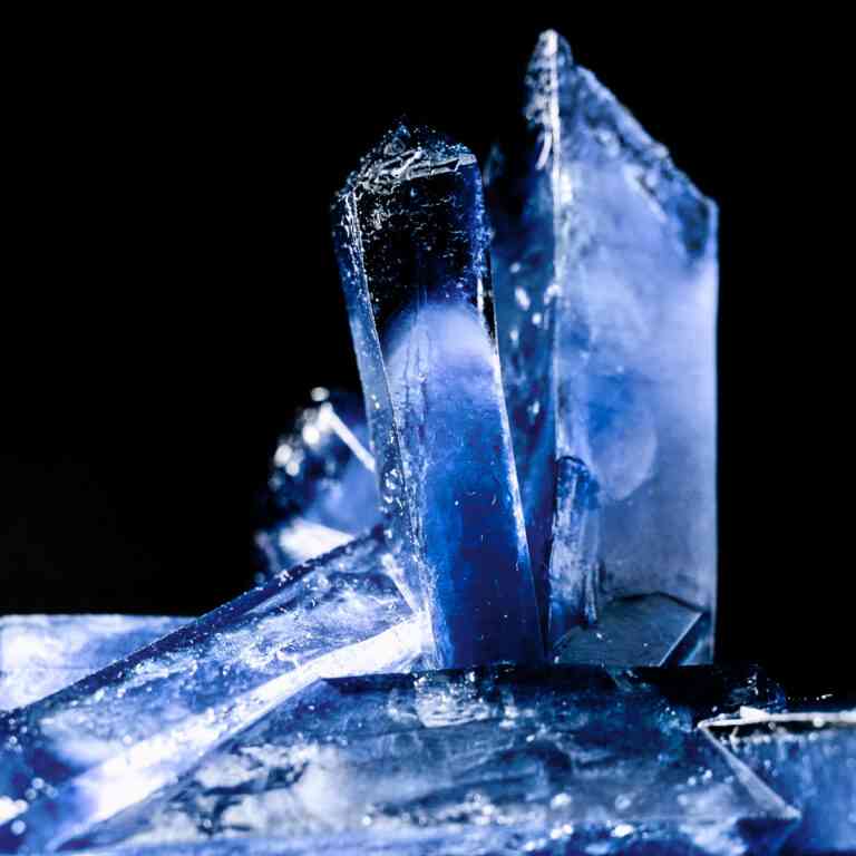 Tiefblaue Iolith Kristalle in der Nahaufnahme. Die Struktur ist gut zu erkennen.