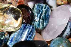 2 Blaue Kyanit Trommelsteine, sowie viele weitere glattpolierte Edelsteine.