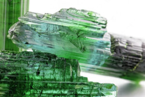 Intensiv grün-farbener Turmalin Edelstein mit transparenter Kristallstruktur.