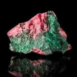 Zoisit Mineral mit eingewachsenen Rubin-Kristallen.