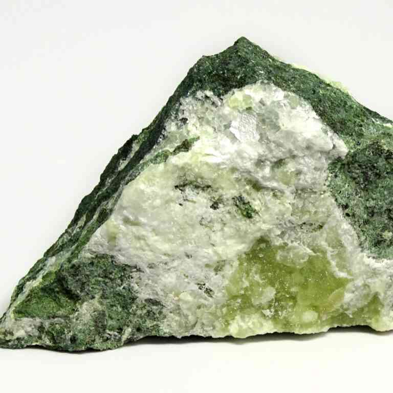 Ein grüner Prehnit Rohstein mit funkelnder Kristall-Höhle.