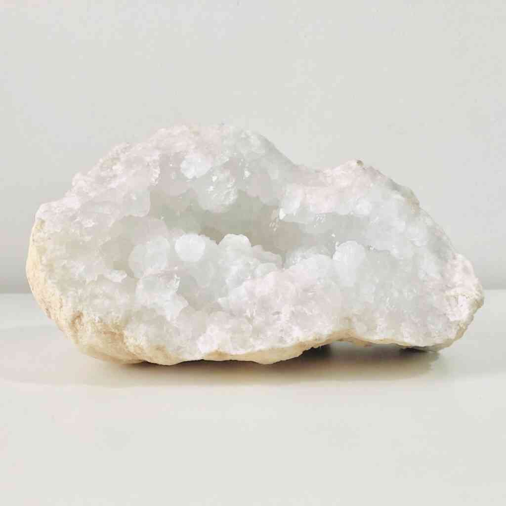 Krirstall-Stufe aus weißen & Transparenten Quarz Kristallen.