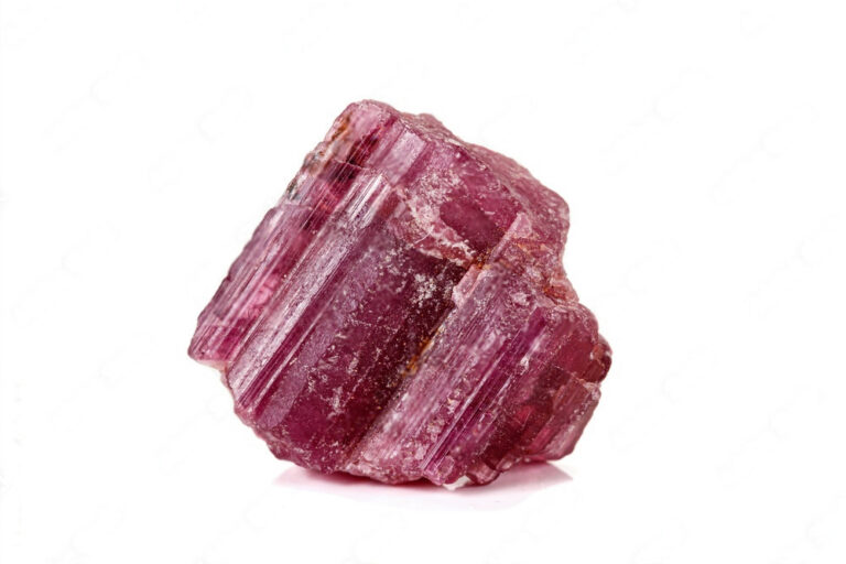 Rosa-rot farbener Turmalin Kristall mit stäbchenförmiger Kristallstruktur.