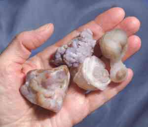Eine Auswahl aus 4 unterschiedlich strukturierten Chalcedon Rohsteinen.