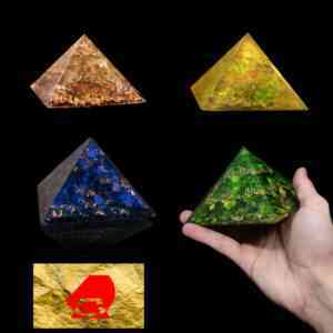 Verschiedenfarbene Orgonit Pyramiden mit einer Abbildung von Blattgold & First on the Sun Logo.
