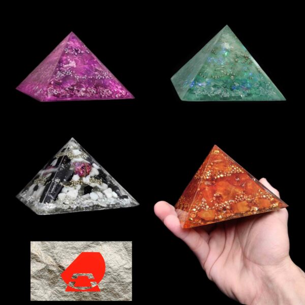 Verschiedenfarbene Orgonit Pyramiden mit einer Abbildung von Silber Folie & First on the Sun Logo.