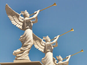 Engel Statuen, welche mit goldenen Trompeten eine Botschaft symbolisieren.