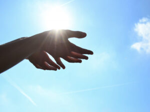 In den Himmel gerichtete Hände. Symbolbild zur Erzengel-Anrufung.