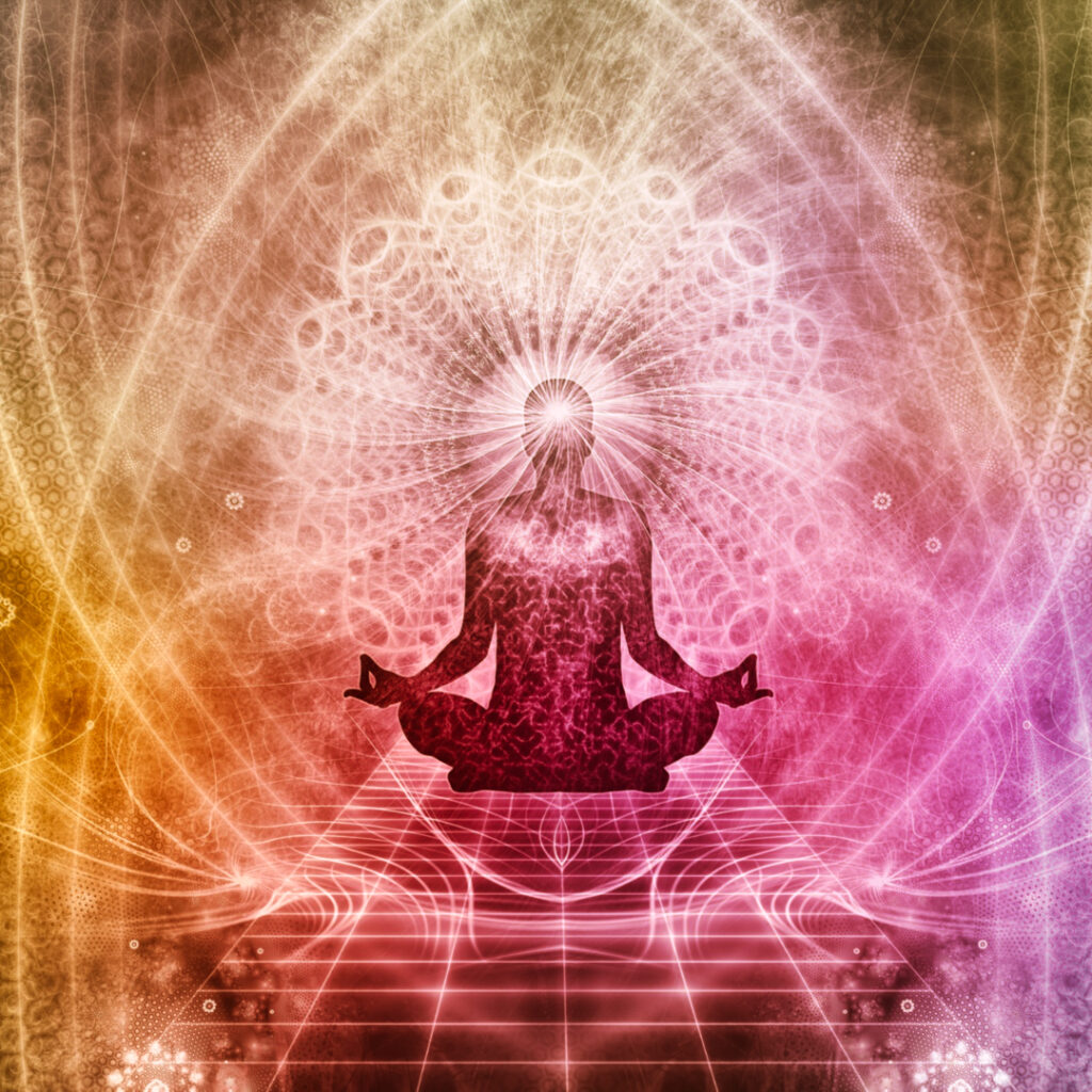 Silhouette eines Meditierenden mit farbenen Lichtern. Symbolbild für die Aura.