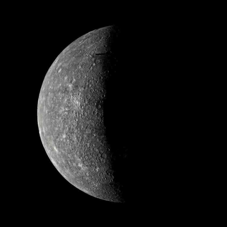 Der Planet Merkur mit sichtbar strukturierter Oberfläche.
