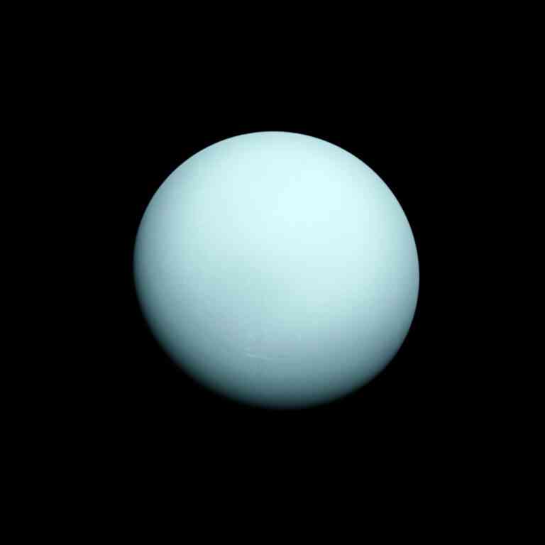 Der weiße Planet Uranus aus dem Weltraum fotografiert.