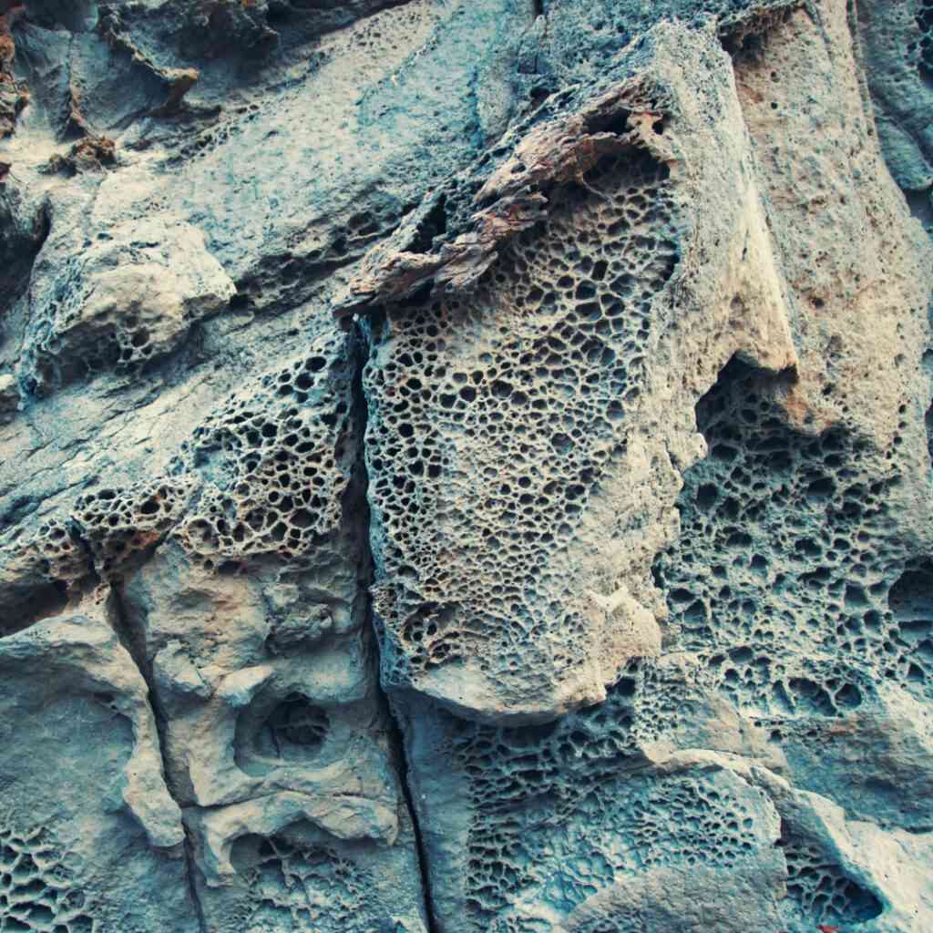 Vulkanisches Lava-Gestein mit poröser Oberfläche.