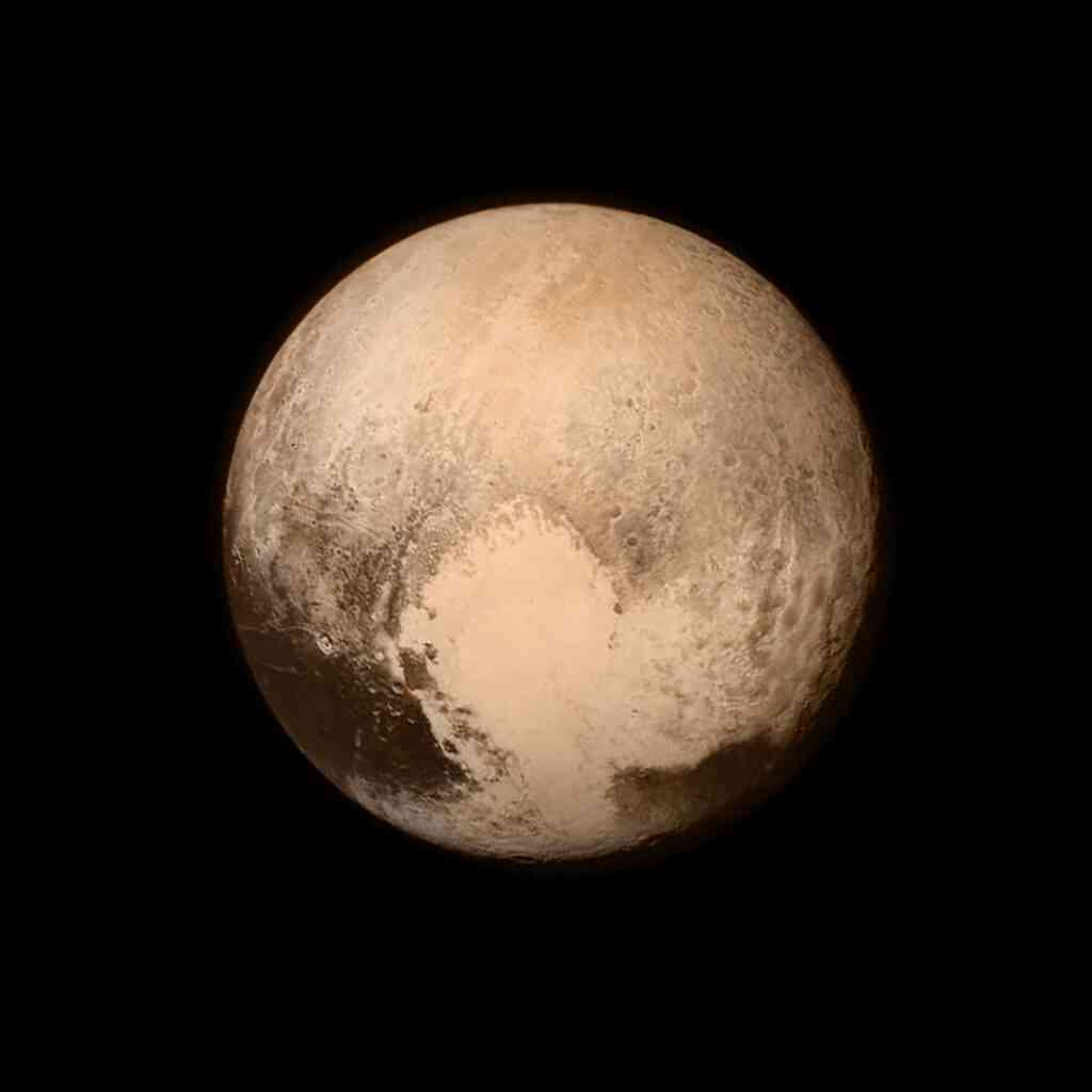 Eine Aufnahme des Planeten Pluto mit seiner Oberfläche.