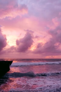 Ein Sonnenuntergang, welcher aufgrund der Belichtung mit rosa Wolken erscheint.