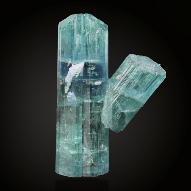 Hellblauer Beryll-Kristall. Symbolbild für die Eigenschaften & Bedeutung von Beryll.