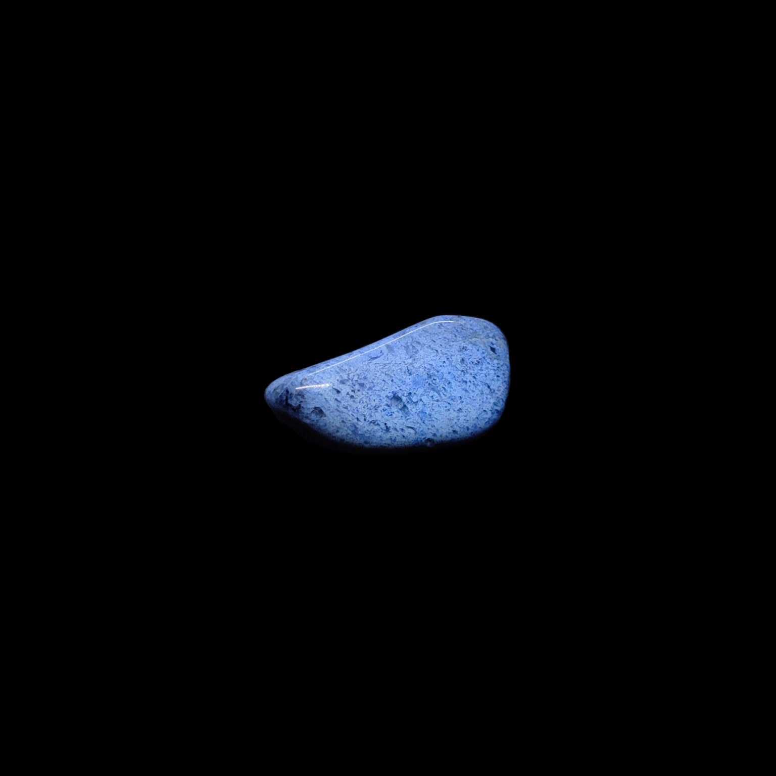 Ein blauer Apatit Trommelstein. Die Stuktur des Kristalls ist gut zu erkennen.