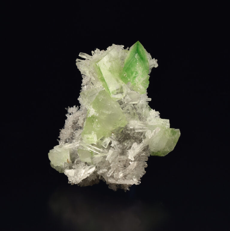 Grüner Natur-Edelstein. Symbolbild für Artikel über grüne Kristalle.