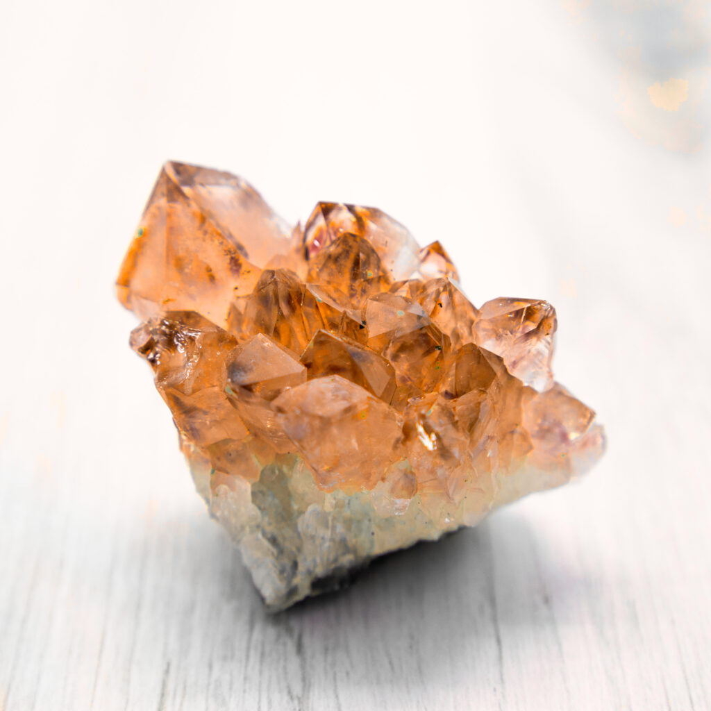 Orangene gebrannte Amethyst Kristalle. Symbolbild für Artikel über orangene Edelsteine.