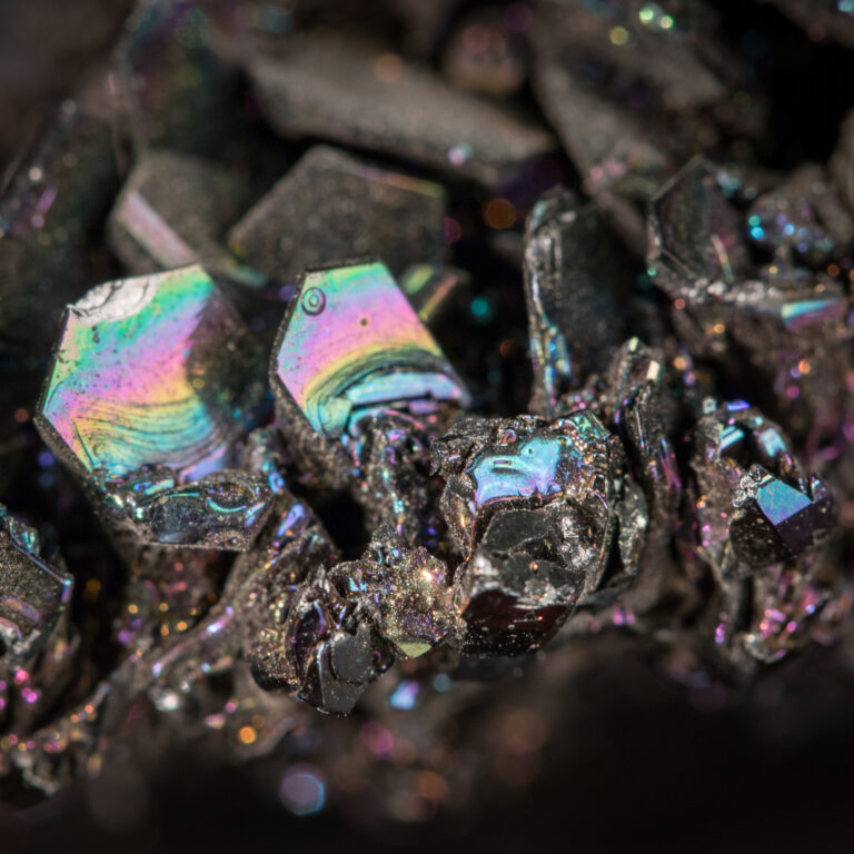 Bunt in Regenbogen-Farben schillernde Kristallspitzen.