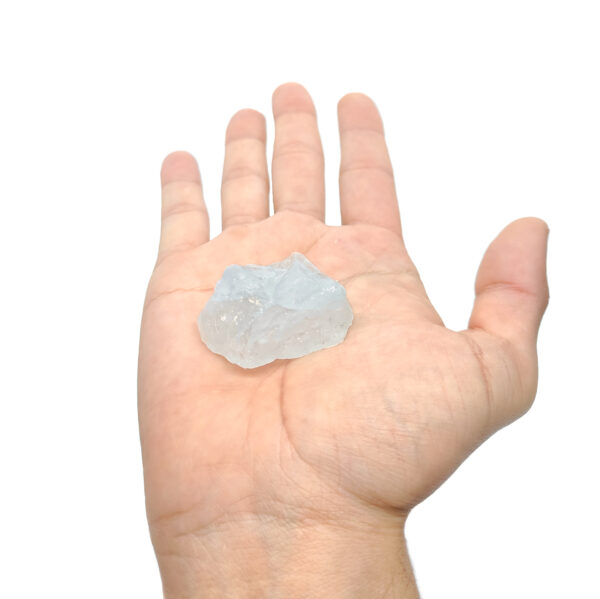 Bergkristall frei von Einschlüssen zur Produktpräsentation auf einer Hand.