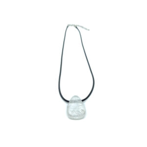 Ein transparenter Bergkristall in Tropfenform mit Halskette. Das Schmuckband des polierten Edelsteins ist Schwarz.