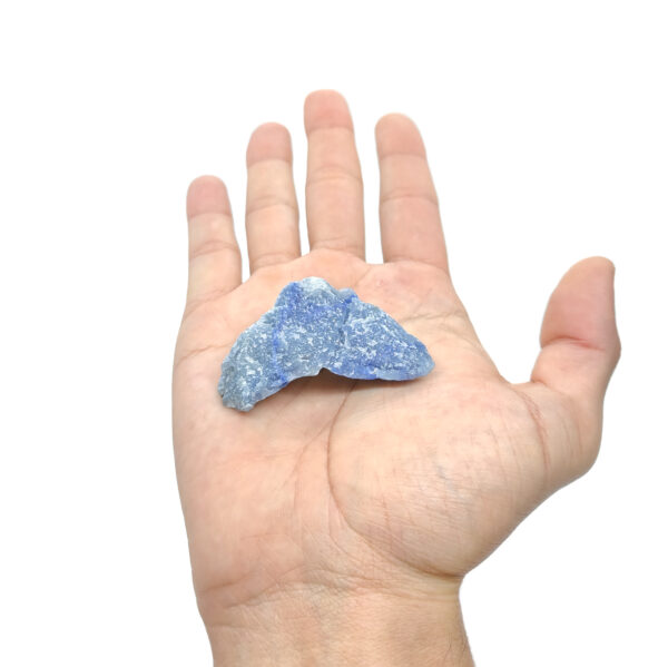 Glitzernder blauer Aventurin Rohstein zur Produktpräsentation auf einer Hand.