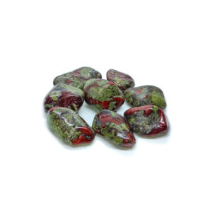 Rot gebänderte grüne Jaspis Trommelsteine, bekannt als Drachenblut Jaspis.