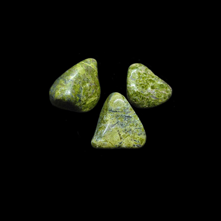 Hellgrüner Epidot Stein mit auffälliger Maserung & Musterung. Auch Pistazid genannt.