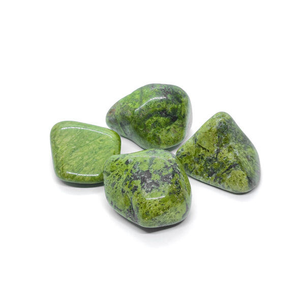 Intensiv grüne Epidot Trommelsteine mit Kristall-Linien Maserung.